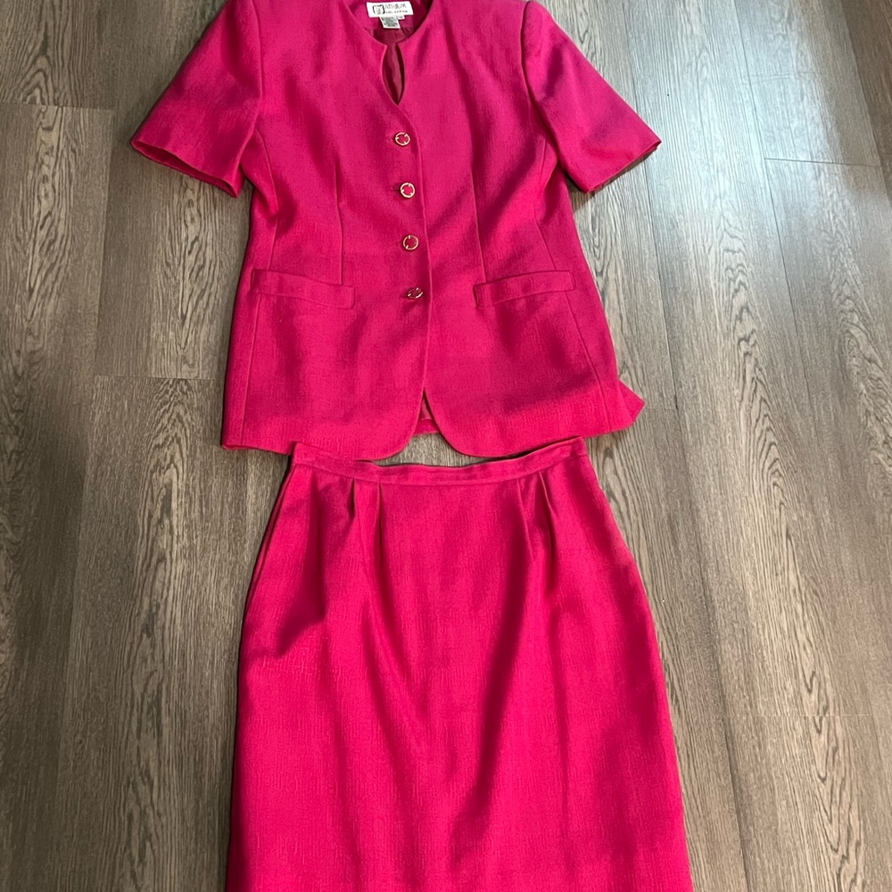 Women’s Size 10 Pink Atrium Collection 2 Piece Skirt Suit